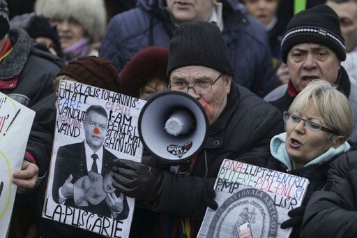 La Palatul Cotroceni mai protestează aproximativ 300 de persoane; oamenii au început să plece