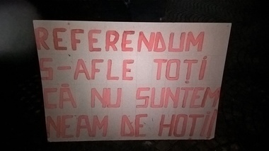 Aproape 500 de ploieşteni au ieşit din nou în stradă manifestând împotriva Guvernului. La sediul PSD, au fost întâmpinaţi de tineri cu mesajul "Români suntem toţi".