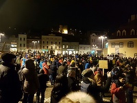 Peste 1.000 de oameni au protestat şi luni seară la Braşov scandând: \