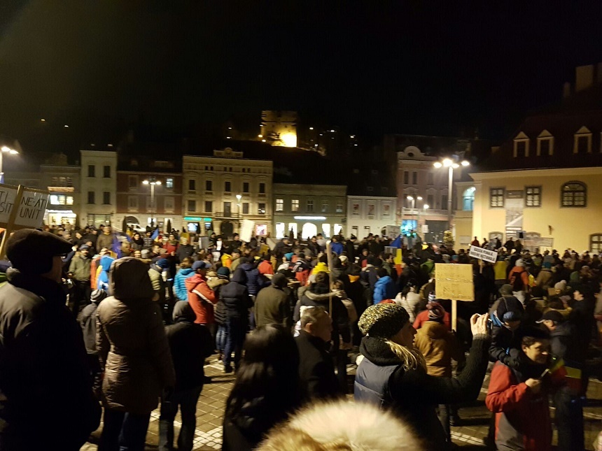 Peste 1.000 de oameni au protestat şi luni seară la Braşov scandând: "Zi de zi aici vom fi“