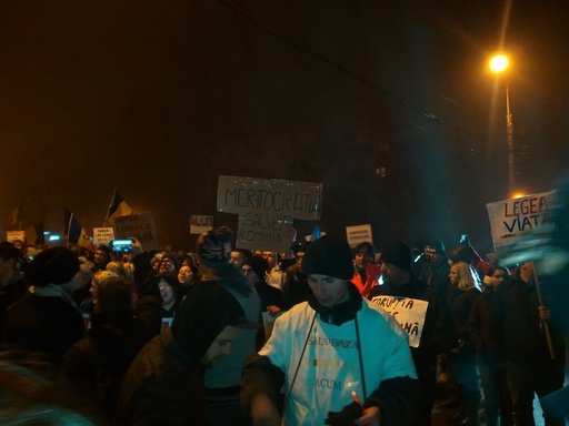 Peste o mie de persoane au protestat în faţa sediului PSD Constanţa strigând “Dragnea nu uita aşteptăm şi cartea ta”