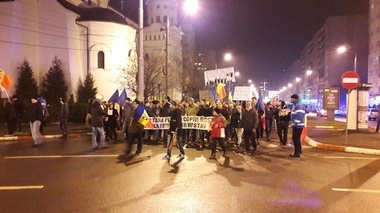 Cinci mii de persoane au strigat în Piaţa Mare din Sibiu ”Zi de zi aici vom fi” şi ”Ne vedem şi mâine”