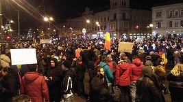 Oradea: Protest scurt şi de mică amploare în Piaţa Unirii. Aproximativ 250 de persoane au cerut demisia Guvernului