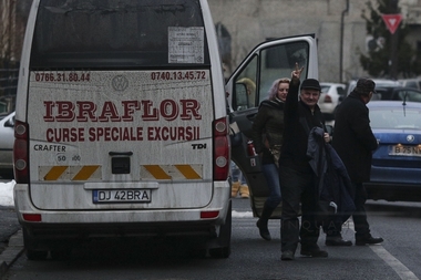 Numărul manifestanţilor din faţa Palatului Cotroceni a ajuns la circa 2.000. Mai mulţi protestatari, aduşi cu autocare cu numere de Dolj