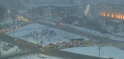 A noua zi de proteste în Piaţa Victoriei, unde s-au adunat peste 100 de oameni. Aproximativ 100 de manifestanţi sunt şi la Palatul Cotroceni