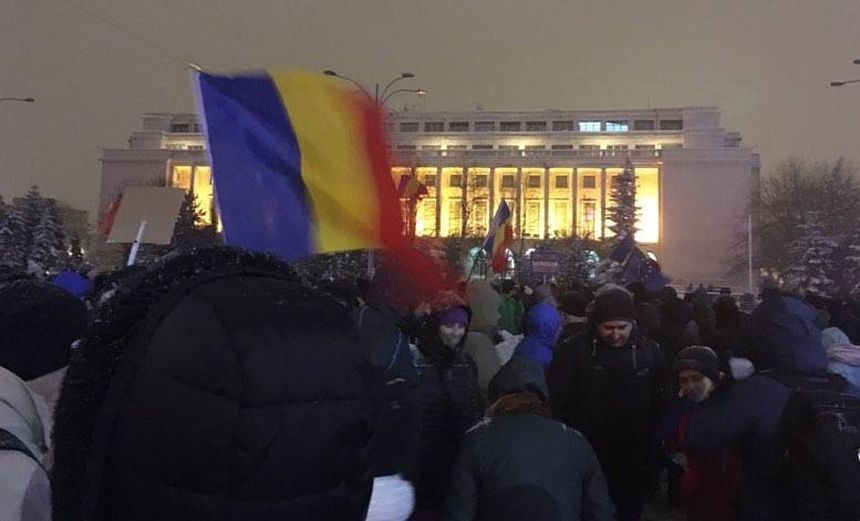 Aproximativ 3.000 de oameni în Piaţa Victoriei, în a noua zi de proteste. Manifestaţia de la Palatul Cotroceni s-a încheiat - FOTO, VIDEO
