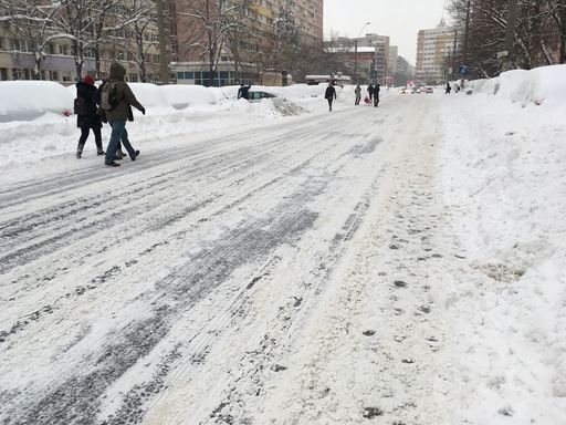 Firea cere deszăpezirea urgentă a trotuarelor ca să nu se formeze gheţuş şi "eficienţă" în curăţarea pistelor pentru biciclişti 