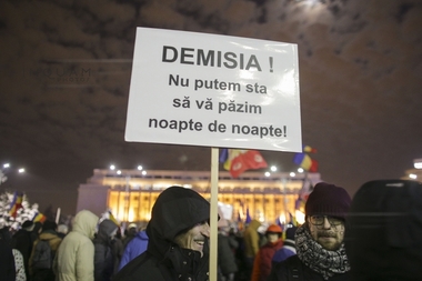 A zecea zi de proteste: Peste 5.000 de persoane s-au strâns în Piaţa Victoriei. Peste 5.000 de oameni au ieşit în stradă şi în alte oraşe din ţară. Alte 400 de persoane au protestat în faţa Palatului Cotroceni FOTO, VIDEO, UPDATE
