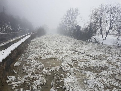 Vâlcea: Pod de gheaţă de 10 kilometri format pe râul Olt, dinamitat întrucât punea în pericol pilonul unui pod; zeci de oameni, evacuaţi - VIDEO