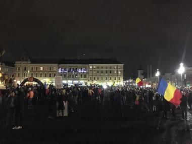 Aproximativ 3.000 de oameni au ieşit în stradă, pentru a zecea seară consecutiv, în mai multe oraşe din ţară; la Galaţi, un tânăr a adus termosuri cu apă caldă şi plicuri de ceai