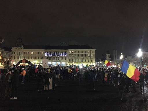 Aproximativ 3.000 de oameni au ieşit în stradă, pentru a zecea seară consecutiv, în mai multe oraşe din ţară; la Galaţi, un tânăr a adus termosuri cu apă caldă şi plicuri de ceai