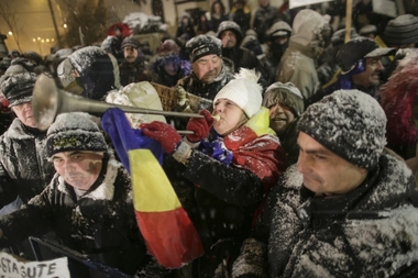 Protestul de la Palatul Cotroceni s-a încheiat. Aproximativ 400 de persoane au cerut, a cincea zi la rând, demisia lui Iohannis