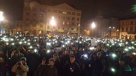 Protestele de la Cluj-Napoca şi Sibiu, la care au participat peste 4.500 de oameni, s-au încheiat, manifestanţii cântând Imnul Naţional