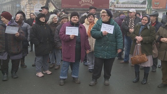 Peste o sută de comercianţi au protestat într-o piaţă din Arad care ar putea fi mutată pentru amplasarea Monumentului Marii Uniri
