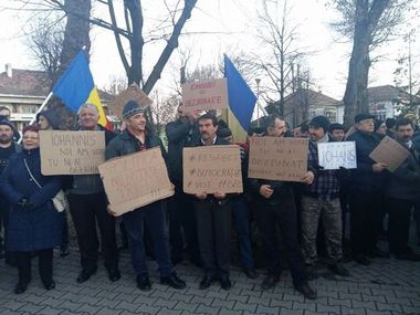 Aproximativ 1.000 de persoane protestează la Alba Iulia pentru a cere demisia lui Iohannis; printre manifestanţi, numeroşi primari şi membri PSD şi ALDE - FOTO/VIDEO