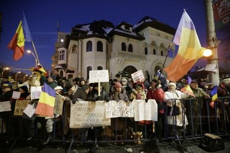 Protestul de la Palatul Cotroceni s-a încheiat cu o horă pe ”Doamne, ocroteşte-i pe români”. FOTO