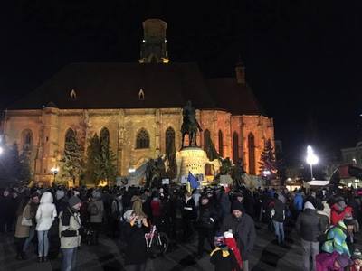 Aproximativ 3.000 de oameni protestează la Cluj-Napoca; manifestanţii mărşăluiesc prin oraş