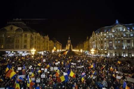 Protestul din Timişoara s-a încheiat cu Imnul Europei; manifestanţii au anunţat că vor ieşi în stradă şi în următoarele zile