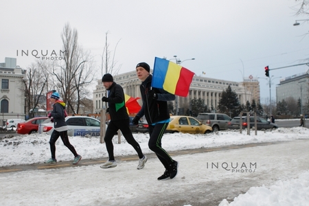 Aproximativ 30 de tineri la "maratonul democraţiei”, în Piaţa Victoriei: Prin acest protest curat şi prin mişcare putem iniţia o schimbare adevărată în România. GALERIE FOTO, VIDEO