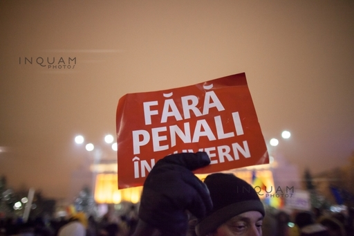 Aproximativ 3.000 de persoane în Piaţa Victoriei, în cea de a douăsprezecea zi de proteste. La Palatul Cotroceni, peste 400 de oameni au cerut demisia preşedintelui. Şi în ţară au ieşit în stradă peste 6.000 de manifestanţi FOTO, UPDATE