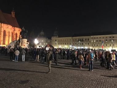 Peste 5.500 de oameni protestează, pentru a douăsprezecea seară, în mai multe oraşe din ţară: ”Guvernaţi fără să furaţi“
