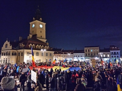 Participanţii la protestul de la Braşov, al căror număr a ajuns la 2.000, au întins un tricolor de 12 metri în Piaţa Sfatului - VIDEO
