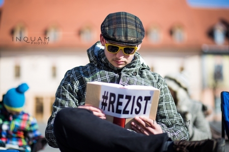 Sibiu: Peste o sută de persoane au participat la ”protestul prin cultură”, citind din ”Istoria Transilvaniei” sau ”Cercul mincinoşilor”. GALERIE FOTO