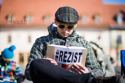 Sibiu: Peste o sută de persoane au participat la ”protestul prin cultură”, citind din ”Istoria Transilvaniei” sau ”Cercul mincinoşilor”. GALERIE FOTO