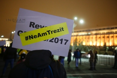 Peste 100 de oameni protestează în faţa Palatului Cotroceni, pentru a opta zi consecutiv. Manifestanţii încep să se strângă şi în Piaţa Victoriei, unde este anunţat "cel mai mare tricolor uman"