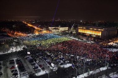 A treisprezecea zi de proteste antiguvernamentale: Peste 30.000 de oameni au creat un tricolor uman în Piaţa Victoriei din Capitală - FOTO