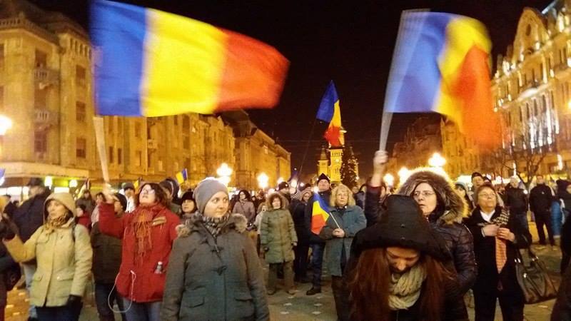 Câteva mii de persoane au ieşit în stradă în mai multe oraşe din ţară; la Cluj sunt 4.000 de oameni: ”Ziua muncim, noaptea vă păzim”