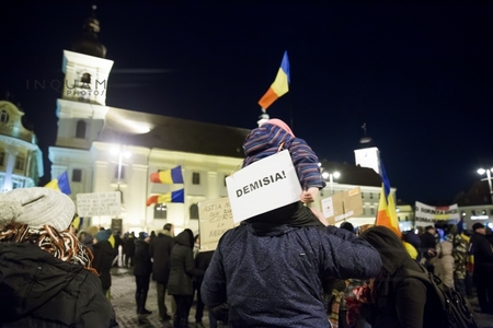 A 13-a zi de proteste în ţară: Peste 7.000 de oameni s-au strâns la Sibiu, ei mărşăluind pe străzi; 10.000 sunt prezenţi la Cluj-Napoca. Numărul manifestanţilor a crescut semnificativ şi la Timişoara şi Iaşi