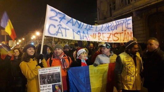 Numărul participanţilor la protestul de la Cluj-Napoca a ajuns la 10.000; unui manifestant i s-a făcut rău