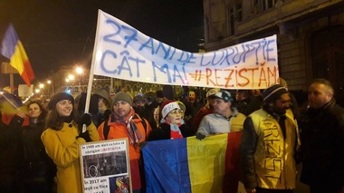Aproximativ 30.000 de oameni au ieşit în stradă în mai multe oraşe din ţară, în pofida frigului: ”Rezist, rezist, sunt anti-pesedist”