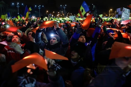Manifestaţia din Piaţa Victoriei, unde 30.000 de oameni au format un tricolor, s-a încheiat