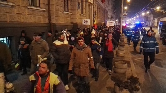 Câteva sute de oameni protestează în mai multe oraşe din ţară; cei mai mulţi sunt la Cluj şi Sibiu: ”Ziua muncim, noaptea vă păzim”