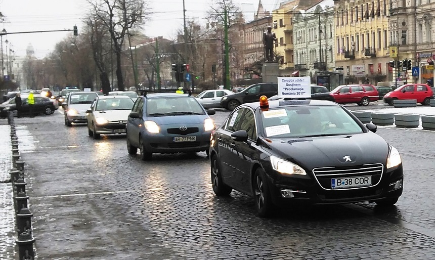 Mai mulţi arădeni au protestat cu maşinile faţă de corupţie şi Guvern, traficul prin centrul oraşului fiind îngreunat - FOTO
