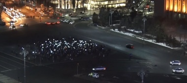 Aproximativ 200 de persoane au protestat în Piaţa Victoriei, iar câteva zeci la Palatul Cotroceni. Alte câteva zeci de oameni au ieşit în stradă în Cluj, Constanţa şi Galaţi