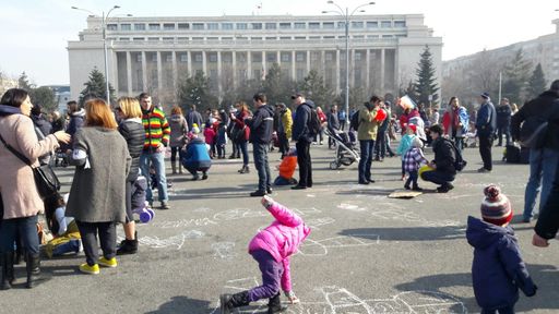Aproximativ 500 de copii şi părinţi la "Lecţia de educaţie civică" din Piaţa Victoriei: "Ne bucurăm de soare şi profităm să manifestăm" - FOTO