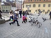”Lecţia de educaţie civică” la Braşov, aproximativ 30 de părinţi şi copii au desenat un şotron şi au strigat ”Nu lux la închisoare, şcoli şi spitale!“ - FOTO/VIDEO