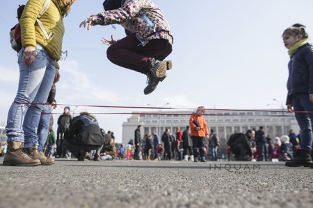 "Lecţia de educaţie civică" din Piaţa Victoriei s-a încheiat. Copiii au purtat insigne cu mesajul #rezist