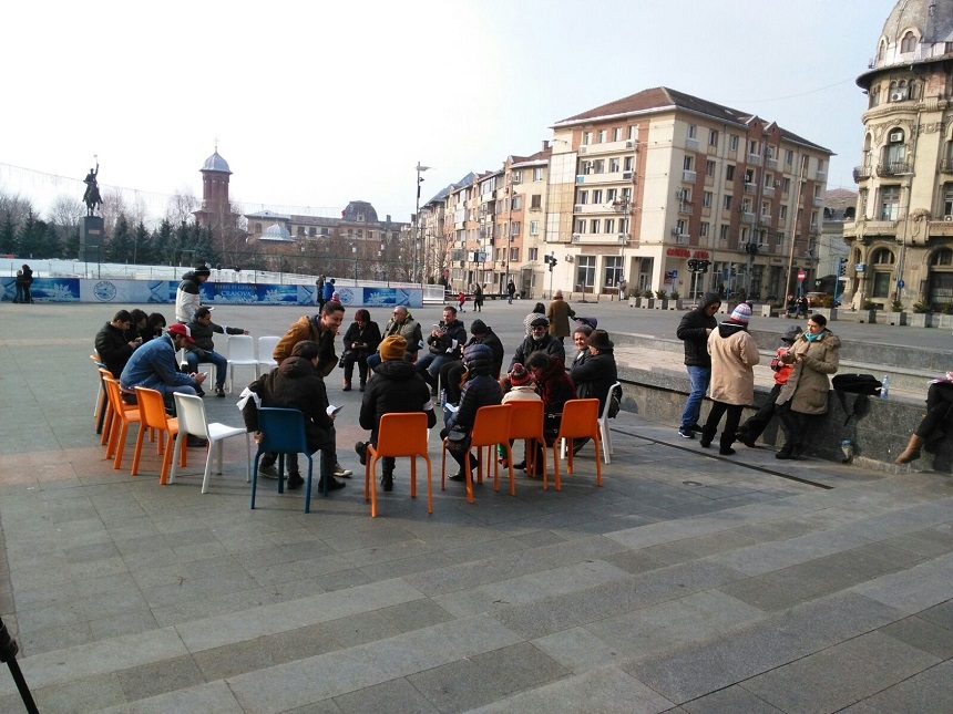 Aproximativ 20 tineri au protestat citind Constituţia în centrul oraşului Craiova