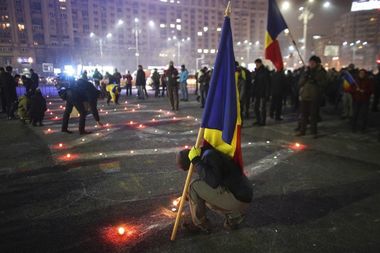 A 19-a zi de proteste în Piaţa Victoriei: Peste 500 de părinţi şi copii la prânz, peste 200 de manifestanţi seara. Zeci de oameni au protestat şi în ţară
