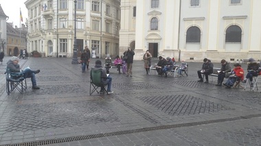 Aproximativ 30 de părinţi cu copii, la ”protestul copiilor” de la Sibiu; alte 20 de persoane au manifestat ”prin cultură” - FOTO