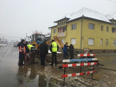 Aproximativ 20.000 de locuitori din Sebeş, fără apă potabilă din cauza unei defecţiuni la o conductă de alimentare veche - FOTO