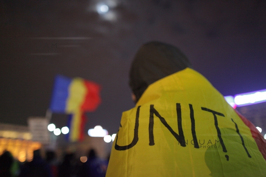 A 20-a zi de manifestaţii în Piaţa Victoriei, a 15-a la Palatul Cotroceni. Zeci de oameni protestează în ploaie - VIDEO