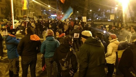 Aproximativ 3.000 de oameni mărşăluiesc prin Cluj, în a 20-a zi de proteste; sute de persoane au ieşit în stradă şi în alte oraşe, în unele manifestaţiile încheindu-se