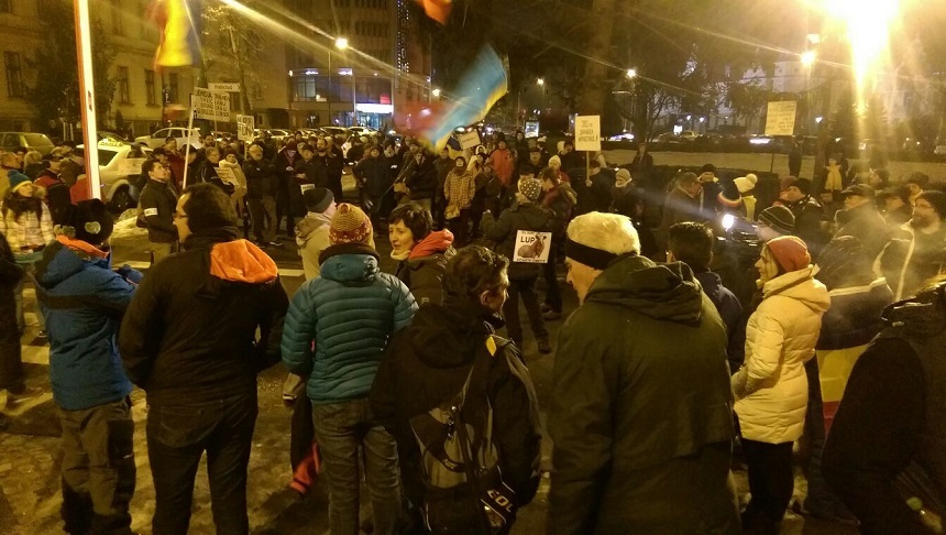 Aproximativ 3.000 de oameni mărşăluiesc prin Cluj, în a 20-a zi de proteste; sute de persoane au ieşit în stradă şi în alte oraşe, în unele manifestaţiile încheindu-se