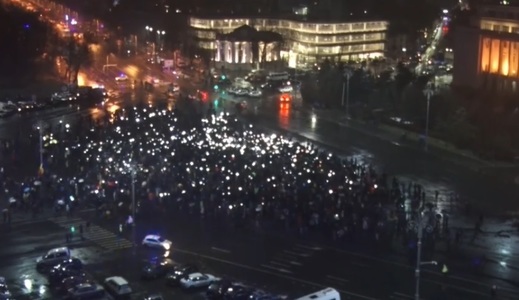 Aproximativ 2.000 de oameni protestează în Piaţa Victoriei, în ploaie: "Demisia, demisia"