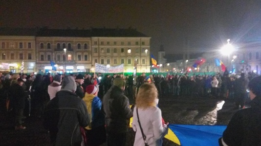 Protestul din Cluj-Napoca, la care au participat aproximativ 3.000 de oameni, s-a încheiat; în jur de 1.000 de persoane au fost în stradă şi la Timişoara